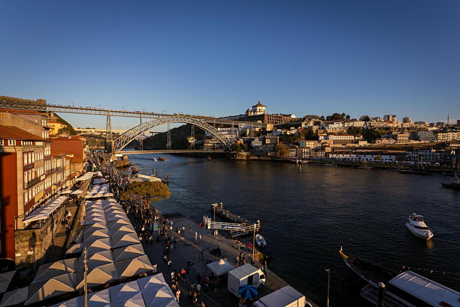 Pestana Vintage Porto Hotel & World Heritage Site Exterior foto The Ribeira, with the Dom Luís Bridge in the background