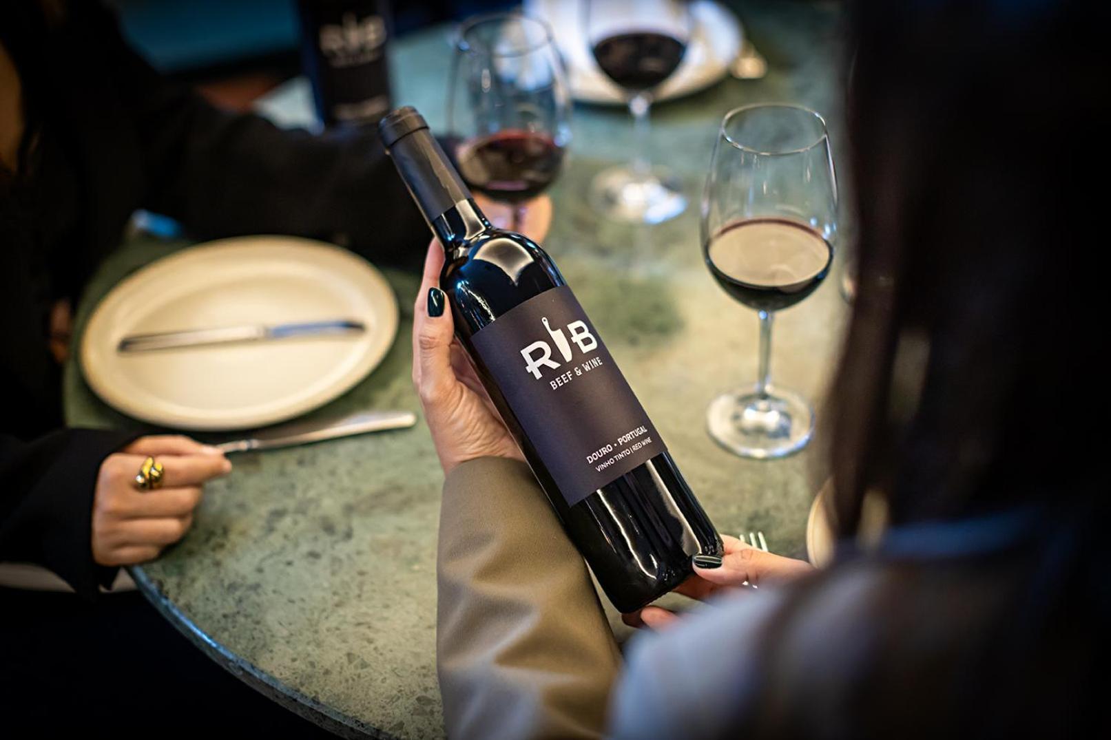 Pestana Vintage Porto Hotel & World Heritage Site Exterior foto A bottle of Rip Van Winkle wine
